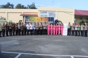 Acara pelepasan bantuan yang dihadiri oleh Kapolres Batu Bara, AKBP Doly Nelson H.H Nainggolan, S.H.,M.H, Wakapolres Batu Bara, Kompol Imam Alriyuddin, S.H., M.H, Ketua Bhayangkari Cabang Batu Bara, Nyonya Stephanie Doly, serta para pejabat utama Polres Batu Bara dan pengurus Bhayangkari Cabang Batu Bara.