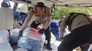 Kombes Pol Yudhi Surya Markus Pinem, S.I.K., M.H., memimpin distribusi bantuan logistik kepada masyarakat terdampak bencana alam di Kabupaten Tapanuli Tengah melalui jalur udara.