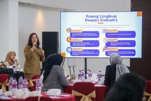 Pemeriksa Desain Industri Muda Direktorat Hak Cipta dan Desain Industri, Junita Asni Siagian, mengulas secara komprehensif tentang pengenalan desain industri dan merek.