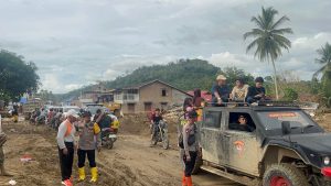 Dansat Brimob Polda Sumut, Kombes Pol Rantau Isnur Eka, S.I.K., M.M., M.H., M.Han., memantau upaya pemulihan wilayah terdampak banjir bandang di Kabupaten Tapanuli Selatan.