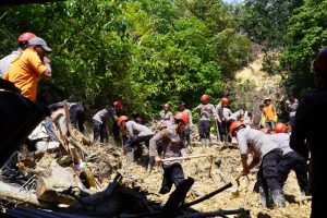Personel Polda Sumut bersama instansi terkait membersihkan akses jalan yang terkena dampak bencana alam.