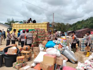Personel Posko Induk yang berlokasi di Desa Garoga menerima bantuan berupa paket sembako dari dua pihak dermawan, yakni masyarakat Bagan Batu serta komunitas Potret Labura yang akan disalurkan kepada warga yang terdampak bencana di tiga wilayah, yaitu Desa Aek Ngadol, Desa Huta Godang, dan Desa Garoga.