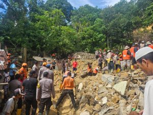Tim gabungan yang meliputi personel Perintis Baharkam Polri, personel Unit K-9 Baharkam Polri dengan anjing pelacak, personel Polres Sibolga, personel Basarnas, personel TNI, serta personel BPBD Kota Sibolga, melakukan pencarian terhadap seorang anak perempuan berusia sekitar 12 tahun yang diduga tertimbun material longsor di kawasan belakang Masjid Budi Sehati Sibolga, Jalan SM. Raja, Kelurahan Pancuran Gerobak, Kecamatan Sibolga Sambas. (Ist)