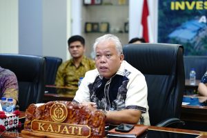 Foto : Kajati Sumut Dr. Harli Siregar, SH., M.Hum usai memimpin ekspose perkara secara daring, Jumat (12/12/2025) di lantai II Kejati Sumut, didampingi Asisten Pidana Umum Jurist Precisely, SH.,MH dan jajaran Bidang Pidana Umum.