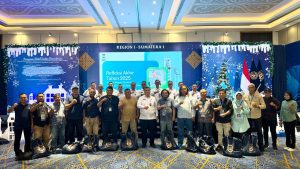 Kakanwil Ditjen Imigrasi Sumut bersama Kepala UPT Imigrasi se-Sumut menyerahkan bingkisan kepada awak media dan foto bersama. (DM)
