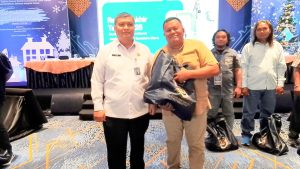 Salah satu peserta Media online foto bersama dengan Kakanwil Ditjen Imigrasi Sumut, Teodorus Simarmata. (Ist)