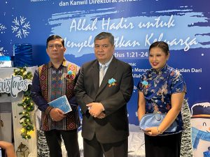 Kepala Kantor Wilayah Direktorat Jenderal Imigrasi Sumatera Utara, Teodorus Simarmata, selaku Ketua Panitia Natal didampingi Ibu Eflin, perwakilan Kanwil Hukum dan Chandra Sitanggang, Kepala BHP Medan. (Ist)