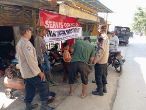 Polresta Deli Serdang membuat program Bengkel Servis Gratis Polri bagi warga yang mengalami kerusakan kendaraan akibat banjir bandang. (Ist)