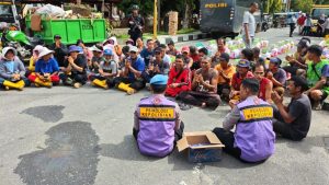 Polres Sibolga menggelar *Pemberian Bantuan dan Trauma Healing* untuk para pekerja kebersihan dari Dinas PKPLH yang terdampak bencana. (Ist)