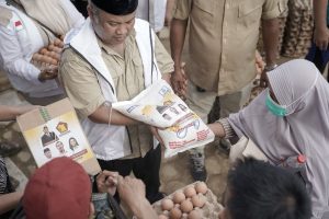 Sekretaris Gerindra Sumut Sugiat Santoso, menyerahkan bantuan kepada warga korban banjir di Aceh Tamiang. (Ist)