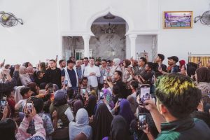 Utusan Khusus Presiden (UKP) Bidang Pembinaan Generasi Muda dan Pekerja Seni, Raffi Ahmad, melakukan kunjungan ke posko pengungsi korban banjir di Langkat. (Ist)