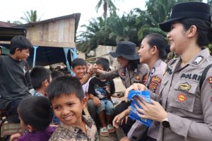 Polwan Polres Padangsidimpuan melakukan kegiatan trauma healing bagi anak-anak yang terkena bencana alam di Desa Batuhoring dan Desa Huta Godang, Kecamatan Batang Toru, Kabupaten Tapanuli Selatan.