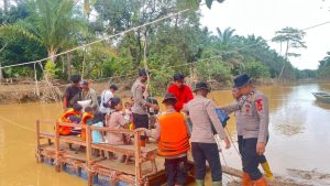 Personel Brimob hadir langsung di Kabupaten Tapanuli Tengah membangun jembatan penyeberangan darurat yang kini menjadi urat nadi kehidupan masyarakat.