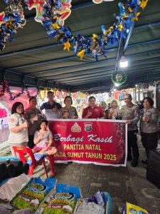 Dirtahti Polda Sumut AKBP Freddy M.A. Gurning, S.H., M.Si., Kasetum Polda Sumut AKBP Elisabet Bancin, S.E., AKBP Riva Sitinjak, serta tujuh personel gabungan, menyerahkan bantuan sosial di Rumah Kesembuhan Sahabat Lazarus Medan.