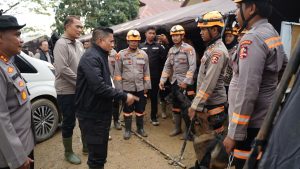 Kepala Badan Pemelihara Keamanan (Kabaharkam) Polri, Komisaris Jenderal Polisi Karyoto, S.I.K., M.H., melakukan peninjauan kesiapan personel K-9 Polri untuk membantu proses evakuasi korban yang diduga masih tertimbun longsor.