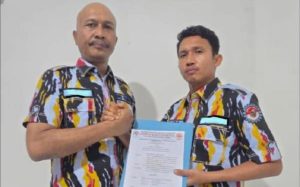 Ketua DPD PKN Sumut, Eddy Suranta Gurusinga, menyerahkan Surat Keputusan (SK) penunjukan Pelaksana Tugas (Plt) Ketua Dewan Pimpinan Cabang (DPC) PKN Kota Tanjung Balai kepada Almustaqim, SM.