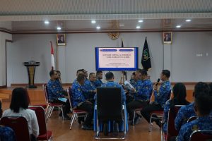 Kepala Lembaga Pemasyarakatan Kelas I Medan, Fonika Affandi, memimpin rapat internal bersama jajaran pejabat struktural dan unsur terkait, bertempat di Ruang Rapat Kalapas Lapas Kelas I Medan.