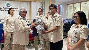 Tim Kementerian HAM RI, menyerahkan bantuan secara langsung kepada pegawai terdampak bencana.