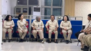 Kepala Kantor Wilayah Kementerian HAM Sumatera Utara, Flora Nainggolan beserta jajaran, menyambut jajaran pegawai yang terdampak bencana banjir di Sumatera Utara.