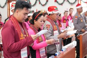 Kapolda Sumatera Utara, Irjen Pol Whisnu Hermawan Februanto, didampingi Ibu Ketua Bhayangkari, Ny. Mona Whisnu Hermawan, merayakan Natal bersama masyarakat di Gereja HKBP Adiankoting Jae, Kecamatan Adiankoting, Kabupaten Tapanuli Utara.