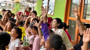 Kepala Kantor Wilayah KemenHAM Sumatera Utara, Flora Nainggolan, melakukan penyembuhan trauma (trauma healing) bagi anak-anak yang terdampak bencana.