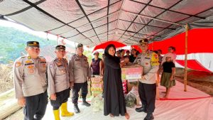 Wakapolres Sibolga, Kompol Arifin B. Tampubolon, S.H., didampingi PS. Kabagren Polres Sibolga AKP Basyaruddin Siregar, S.H., M.H., PS. Kabag SDM Polres Sibolga AKP Syawalludin H., S.H., serta Bhabinkamtibmas Polres Sibolga Aiptu Hadi H. Sitanggang, menyalurkan bantuan kepada korban bencana banjir dan tanah longsor.