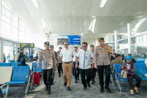 Kapolda Sumatera Utara Irjen Pol. Whisnu Hermawan Februanto, S.I.K., M.H., melakukan pengecekan Pos Pengamanan Natal dan Tahun Baru (Nataru) 2025 di Bandara Internasional Kualanamu didampingi para Pejabat Utama (PJU) Polda Sumut dan Kapolresta Deli Serdang, Kombes Pol Hendria.