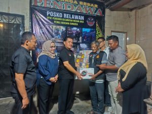 Ketua DPW Pendawa Sumut Dr, Adlan, MM menyerahkan ratusan Paket Sembako dan Air Mineral kepada Ketua DPAC Pendawa Medan Area Zainal Arifin disaksikan jajaran Pengurus.