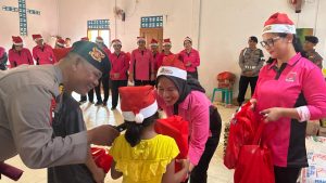 Danki 2 Batalyon B Sat Brimob Polda Sumut, AKP Laurensius Siahaan, S.H., selaku Ketua Panitia Natal Jajaran Batalyon B, bersama personel dan Bhayangkari, memberikan bingkisan Natal untuk anak-anak, serta topi Natal terdampak bencana di Tapanuli Utara.