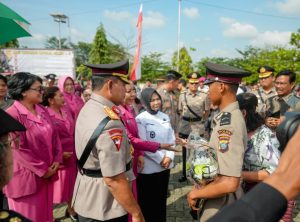 Kapolda Sumut Irjen Pol Whisnu Hermawan Februanto, S.I.K., M.H menyampaikan ucapan selamat kepada para Bintara remaja Polri yang secara resmi dilantik.