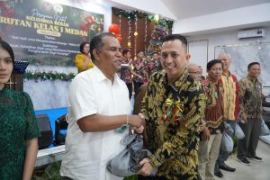 Kepala Rutan Kelas I Medan, Andi Surya, memberikan tali kasih berupa paket sembako kepada keluarga warga binaan pemasyarakatan.