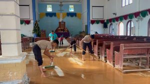 Personel Batalyon A Pelopor melakukan pembersihan Gereja HKBP Hutanabolon di Desa Hutanabolon, Kecamatan Tukka, Kabupaten Tapanuli Tengah.