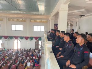 Personel Brimob mengikuti pelaksanaan ibadah Natal bersama jemaat di Gereja HKBP Hutanabolon.