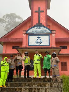 Kapolres Tapanuli Utara, AKBP Ernis Sitinjak, S.H., S.I.K., didampingi Kapolsek Parmonangan AKP Dayan Simarmata, M.Th., personel Polres Tapanuli Utara, Bhabinkamtibmas, serta Babinsa Koramil 08/Parmonangan, meninjau langsung titik longsor dengan menempuh medan yang cukup sulit.