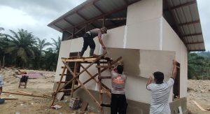 Personel Satuan Brimob Batalyon C Polda Sumatera Utara dan masyarakat setempat membangun hunian sementara bagi korban banjir di Desa Tolang Julu, Kecamatan Sayur Matinggi, Kabupaten Tapanuli Selatan.