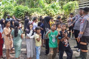 Personel Unit Polsatwa K-9 Dit Samapta Polda Sumut mendampingi personel BKO SAR Dit Polsatwa Baharkam Polri wilayah hukum Polres Tapanuli Selatan, melaksanakan trauma healing kepada anak-anak korban banjir di Kecamatan Batang Toru.