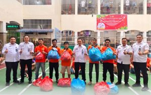 Kepala Rutan Kelas I Labuhan Deli, Eddy Junaedi, serta seluruh pejabat struktural Rutan Labuhan Deli, melaksanakan pembagian alat mandi dan perlengkapan pembersih pakaian kepada seluruh Warga Binaan Pemasyarakatan (WBP).