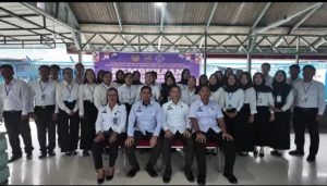 Foto bersama antara peserta, mentor, dan jajaran pimpinan rutan.
