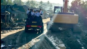 Brimob Polda Sumut menjalankan tugas kemanusiaan mengantar anak-anak dari Desa Groga, Aek Godang, dan Aek Ngadol menuju sekolah mereka di wilayah Batang Toru setiap pagi menggunakan mobil taktis Brimob. (Ist)