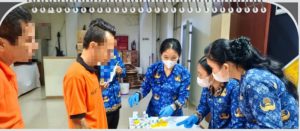 Warga binaan melakukan tes urin oleh tim medis Rutan Kelas I Labuhan Deli.