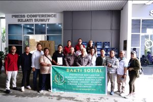 Foto : Kajatisu Dr. Harli Siregar, SH, MHum didampingi Asisten Pidana Khusus (Aspidsus), Koordinator, serta para Kepala Seksi Menyerahkan langsung Kepada Awak Media merupakan Bantuan Sosial di Press Room Kejaksaan Tinggi Sumut, Selasa (3/12/2025). (BM).