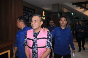 Foto : Kepala Dinas Pendidikan Kota Tebing Tinggi tahun 2024 Idam Khalid, SKM, MKes ditahan sebagai tersangka oleh Tim Penyidik Kejatisu dalam kasus dugaan korupsi pengadaan papan tulis interaktif (smartboard) untuk SMP negeri se-Kota Tebing Tinggi Tahun Anggaran 2024. Kamis (4/12). (BM).