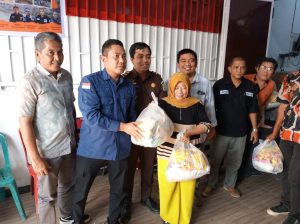 Foto : Kasi UHLB EE Bidang Pidsus Kejati Sumut Khairur Rahman SH, MH, yang mewakili Kepala Kejati Sumut Dr. Harli Siregar, Panitera PTA Medan Heri Eka Siswanta SH MH, Humas PTPN I regional I Rahmat Kurniawan perwakilan Kejari Belawan Ammar Siregar SH dan Ketua Forwaka Sumut Irfandi.Bersama Relawan Forwaka Sumut Peduli Bencana tampak hadir, Dokter Umum RS PHCM dr Syafril Armansyah, Pengusaha Medan Herman Tandiah, Camat Medan Marelan Zulkifli Pulungan, Ketua PK KNPI Marelan Syafri Nur, Sekretaris LPM Medan Marelan Andi Emsa, Lurah Terjun Lukmanul Hakim SH, Tokoh masyarakat Ahmad SP dan seluruh wartawan yang tergabung di Forwaka Sumut.