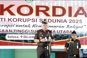 Foto : Kajatisu Dr. Harli Siregar, SH, MHum menggelar upacara peringatan Hari Anti Korupsi Sedunia (Harkordia) Tahun 2025 di Adhyaksa Hall, Lantai I Gedung Kejati Sumut, Jalan AH Nasution Medan, Selasa (9/12/2025).