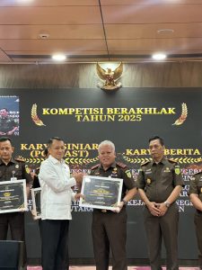 Foto : Jaksa Agung Muda Pengawasan (JAMWAS) Prof. Dr. Rudi Margono, mewakili Wakil Jaksa Agung Republik Indonesia Prof. Dr. Asep N. Mulyana. Memberi Penghargaan diterima langsung oleh Kepala Kejati Sumut, Dr. Harli Siregar, S.H., M.Hum. Rabu (17/12).