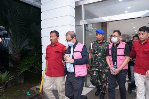 Foto : Tim Penyidik Kejatisu Melakukan Penahanan terhadap Dua Pejabat PT Inalum sebagai tersangka DS dan JS terkait kasus korupsi Rp. 133 Milyar. Rabu (17/12). (BM-red).