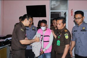 Foto : AN, selaku Ketua Kelompok Tani SY di Desa Tabuyung, Kecamatan Muara Batang Gadis, resmi ditahan Penyidik Kejari Madina Terkait Korupsi Dana Peremajaan PSR TA 2021. Rabu(17/12). (BM).