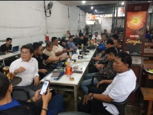 Foto : Ketua Forwaka Sumut, Irfandi beserta pengurus dan anggota, Mengadakan Pertemuan Membahas Mitigasi Banjir dan Investigasi Perambah Hutan bertempat di Griya Kopi, Jalan Amir Hamzah, Medan.Rabu (17/12). (BM-red).