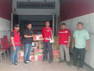 Foto : Palang Merah Indonesia (PMI) Kota Medan melalui Staf PMI, Erwinsyah Putramengunjungi posko Forwaka Peduli Bencana menyerahkan bantuan yang  berlokasi di Jalan Kapten Rahmad Budin, Lingkungan XIII, Kelurahan Terjun. Rabu(17/12)