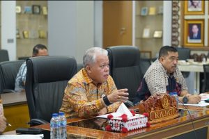 Foto : Kajati Sumut) Dr. Harli Siregar, SH., M.Hum., didampingi Aspidum Jurist Precisely, SH., MH. Memimpin langsung gelar perkara tindak pidana penganiayaan dari Kejaksaan Negeri Dairi melalui pendekatan Restorative Justice (Keadilan Restoratif) di ruang rapat lantai II Kejati Sumut. Kamis(19/12/2025).